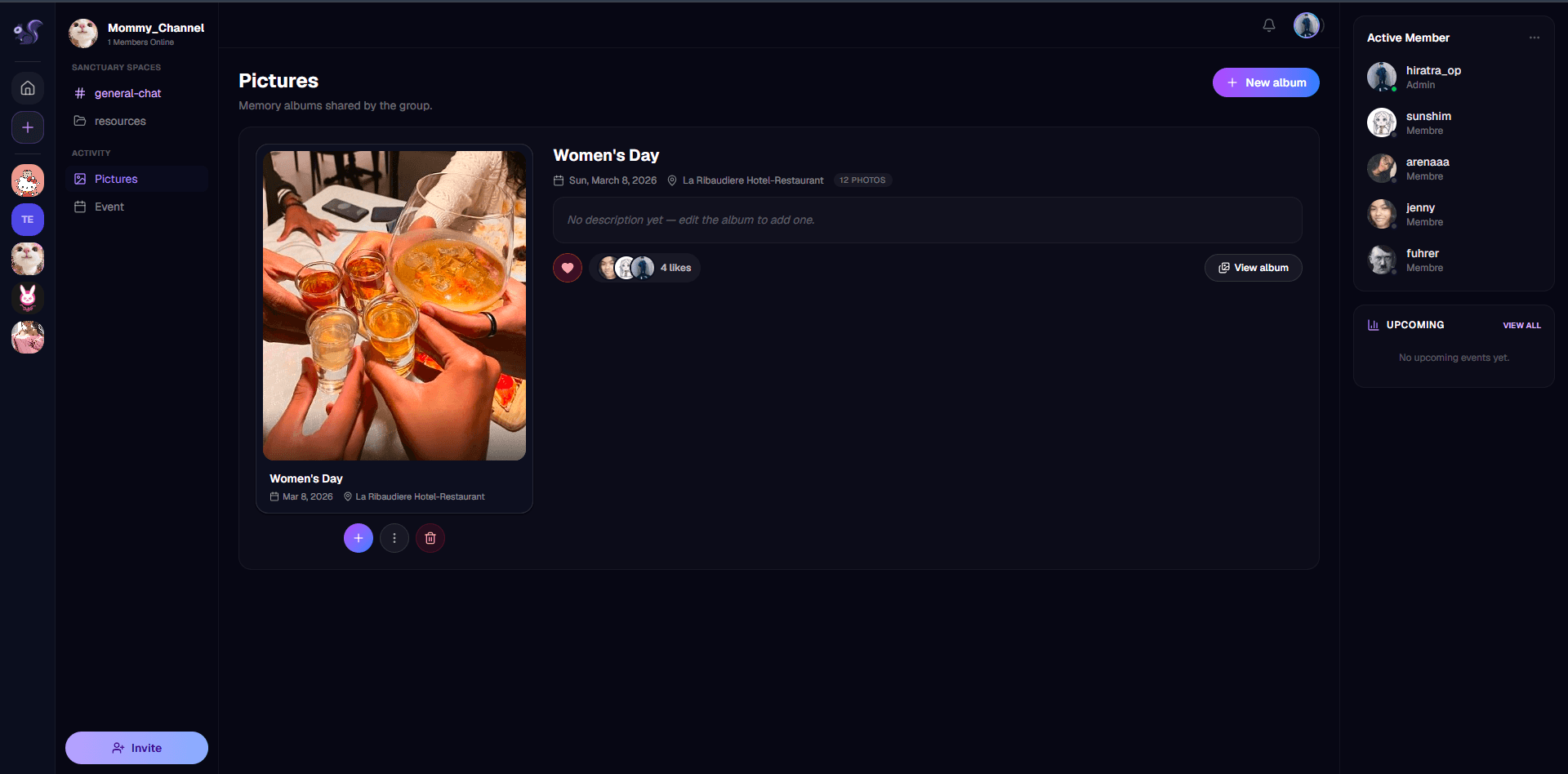 Screenshot: Friends server — Pictures gallery + Events panel